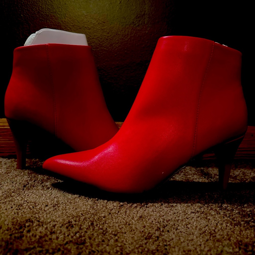 Beautiful never work Red booties